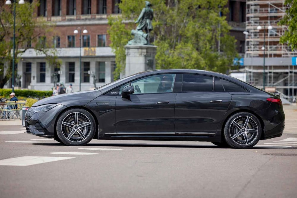 svart Mercedes-AMG EQE 43 4MATIC fra siden